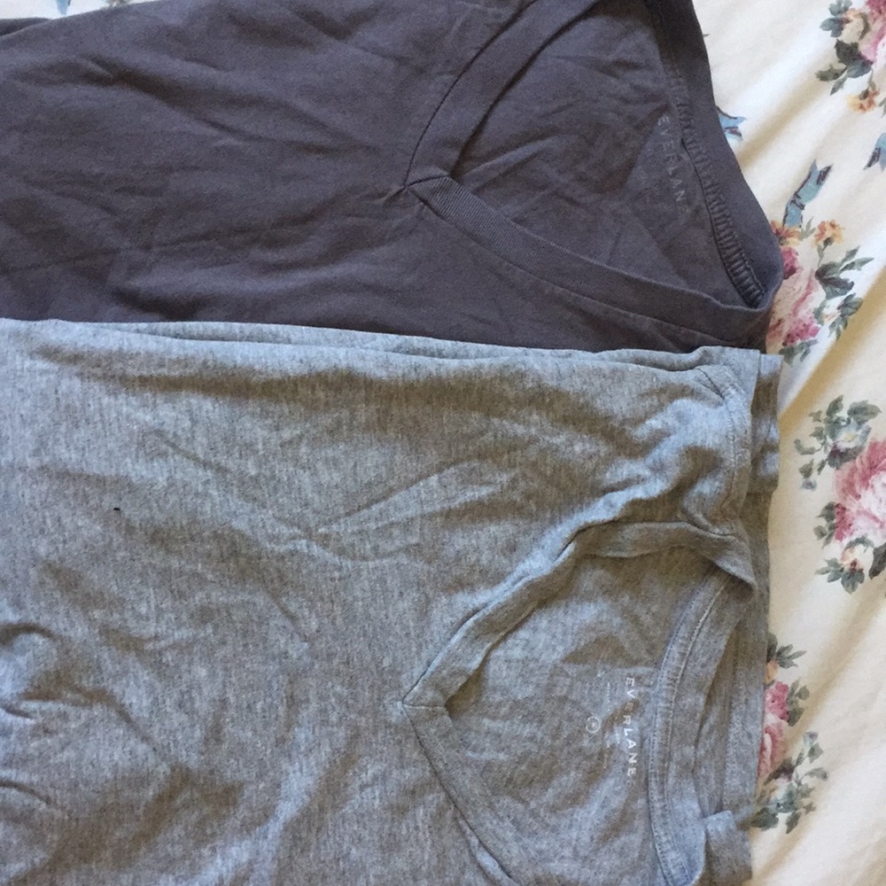 TWO EVERLANE V NECKS UNISEX dark grey Light grey